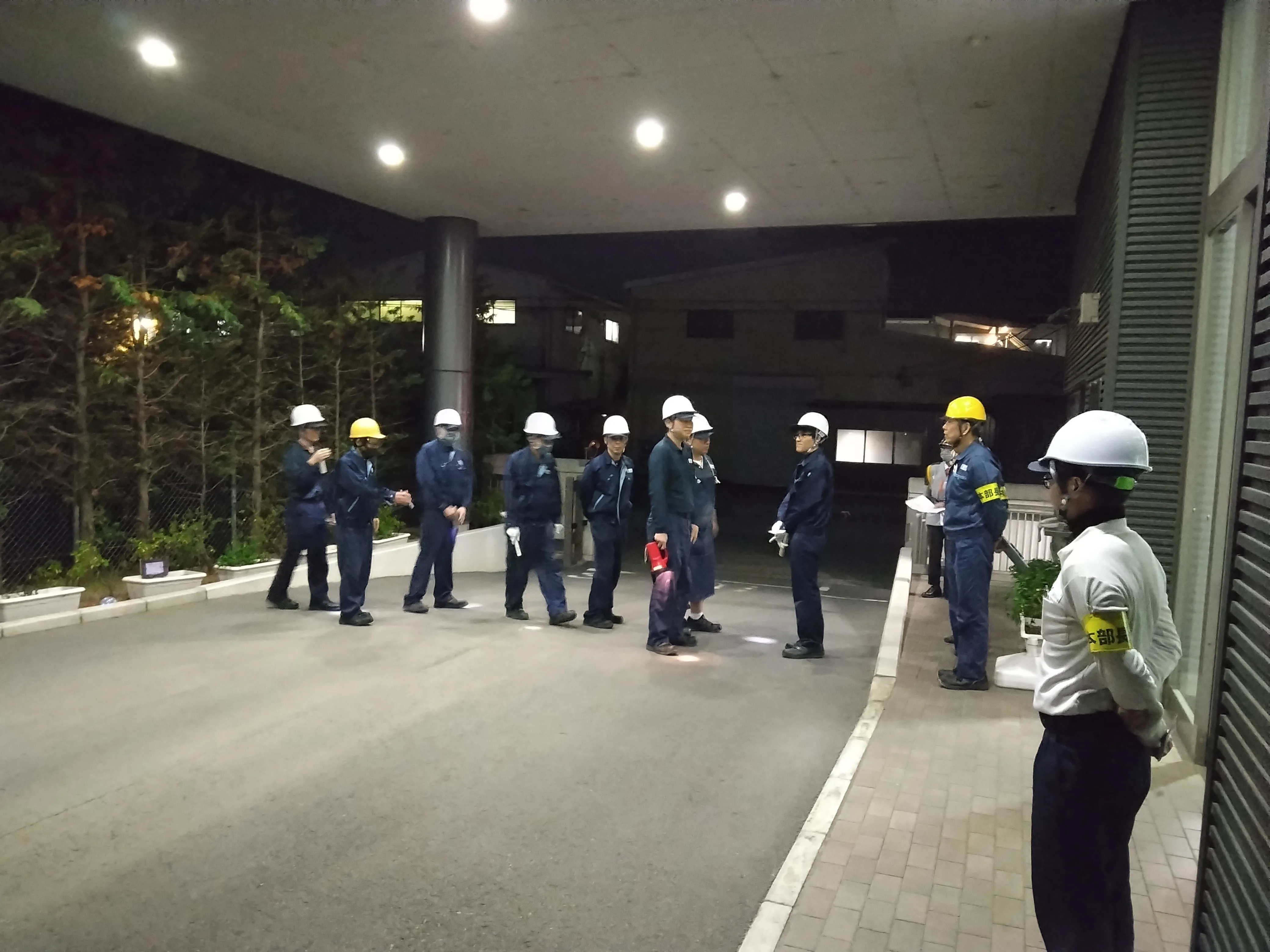 緊急事態対応の夜間訓練の写真